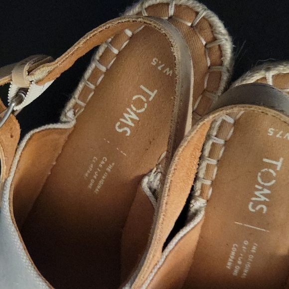 Toms - Picture 2 of 3